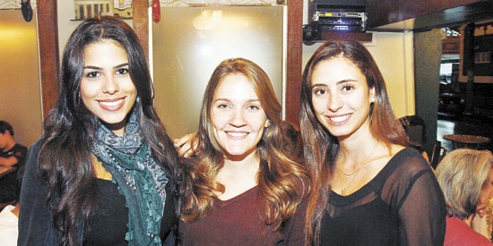 Luisa Vilharquide, Amanda de Melo Barbosa e Jéssica Duquini dos Santos em restaurante da cidade